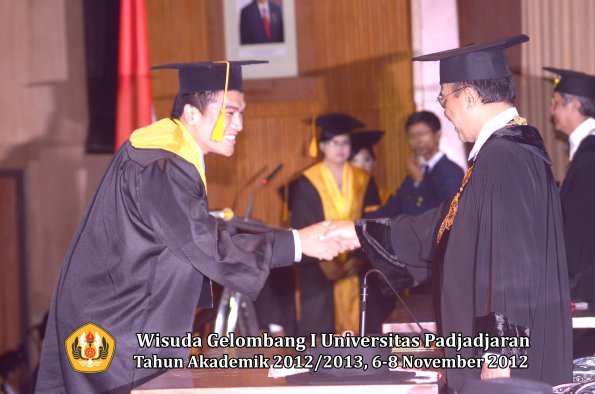 wisuda-unpad-gel-i-ta-2012_2013-fakultas-ekonomi-dan-bisnis-oleh-rektor-098