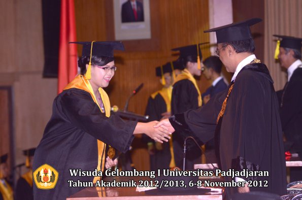 wisuda-unpad-gel-i-ta-2012_2013-fakultas-ekonomi-dan-bisnis-oleh-rektor-099