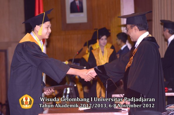 wisuda-unpad-gel-i-ta-2012_2013-fakultas-ekonomi-dan-bisnis-oleh-rektor-103