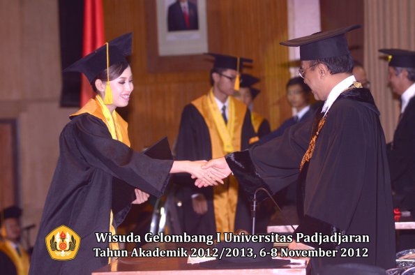 wisuda-unpad-gel-i-ta-2012_2013-fakultas-ekonomi-dan-bisnis-oleh-rektor-104