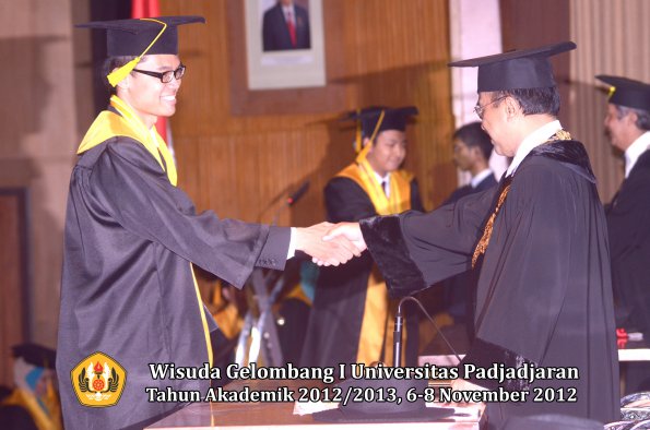 wisuda-unpad-gel-i-ta-2012_2013-fakultas-ekonomi-dan-bisnis-oleh-rektor-105