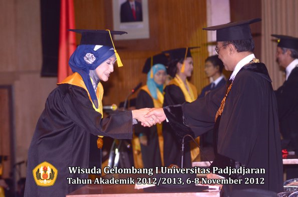 wisuda-unpad-gel-i-ta-2012_2013-fakultas-ekonomi-dan-bisnis-oleh-rektor-107