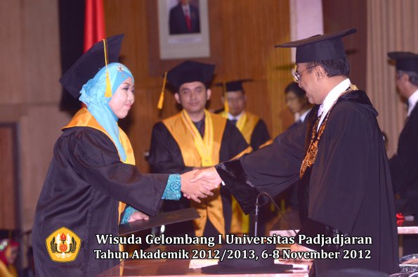 wisuda-unpad-gel-i-ta-2012_2013-fakultas-ekonomi-dan-bisnis-oleh-rektor-109