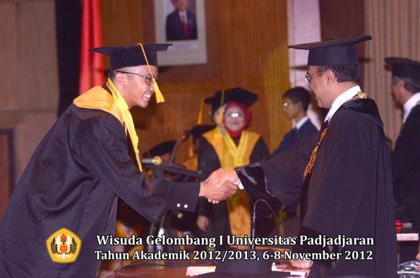 wisuda-unpad-gel-i-ta-2012_2013-fakultas-ekonomi-dan-bisnis-oleh-rektor-115