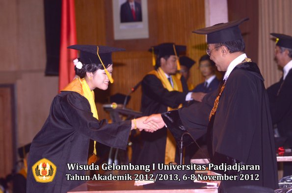 wisuda-unpad-gel-i-ta-2012_2013-fakultas-ekonomi-dan-bisnis-oleh-rektor-117