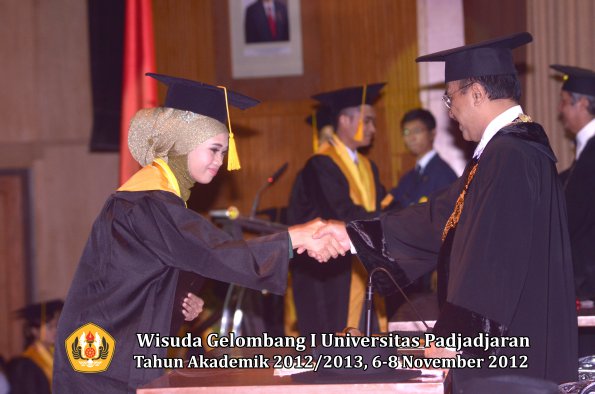 wisuda-unpad-gel-i-ta-2012_2013-fakultas-ekonomi-dan-bisnis-oleh-rektor-125