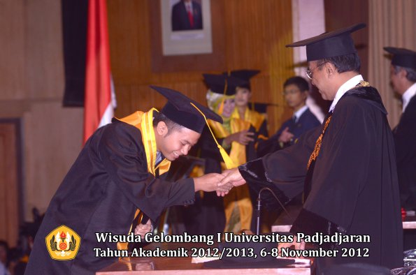 wisuda-unpad-gel-i-ta-2012_2013-fakultas-ekonomi-dan-bisnis-oleh-rektor-127