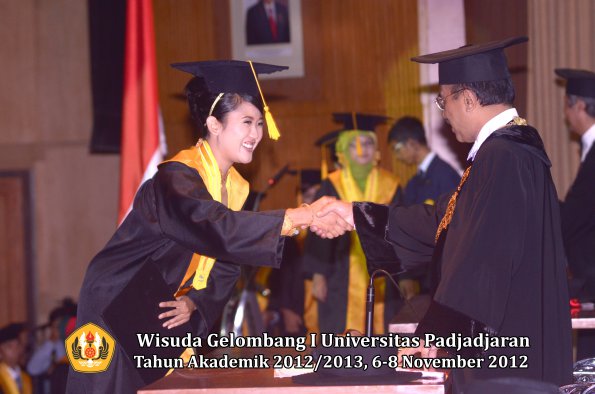 wisuda-unpad-gel-i-ta-2012_2013-fakultas-ekonomi-dan-bisnis-oleh-rektor-129