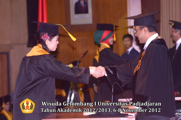 wisuda-unpad-gel-i-ta-2012_2013-fakultas-ekonomi-dan-bisnis-oleh-rektor-134