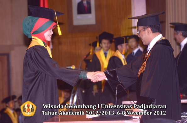 wisuda-unpad-gel-i-ta-2012_2013-fakultas-ekonomi-dan-bisnis-oleh-rektor-135