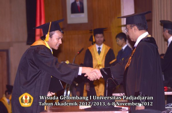 wisuda-unpad-gel-i-ta-2012_2013-fakultas-ekonomi-dan-bisnis-oleh-rektor-137