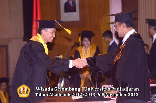 wisuda-unpad-gel-i-ta-2012_2013-fakultas-ekonomi-dan-bisnis-oleh-rektor-142