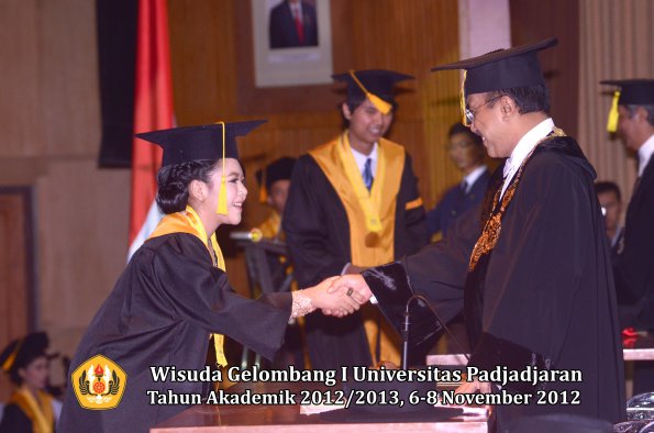 wisuda-unpad-gel-i-ta-2012_2013-fakultas-ekonomi-dan-bisnis-oleh-rektor-143