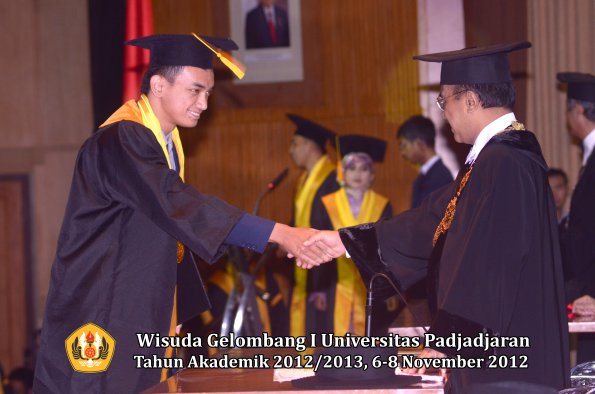 wisuda-unpad-gel-i-ta-2012_2013-fakultas-ekonomi-dan-bisnis-oleh-rektor-145