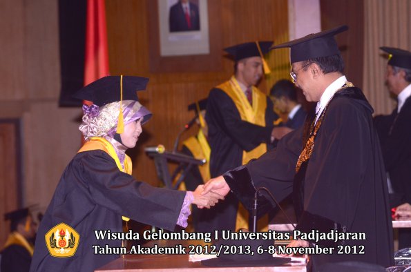 wisuda-unpad-gel-i-ta-2012_2013-fakultas-ekonomi-dan-bisnis-oleh-rektor-146