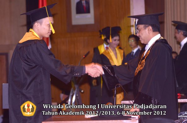 wisuda-unpad-gel-i-ta-2012_2013-fakultas-ekonomi-dan-bisnis-oleh-rektor-149