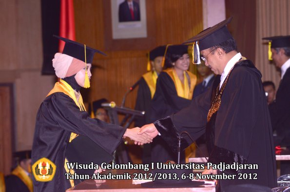 wisuda-unpad-gel-i-ta-2012_2013-fakultas-ekonomi-dan-bisnis-oleh-rektor-153