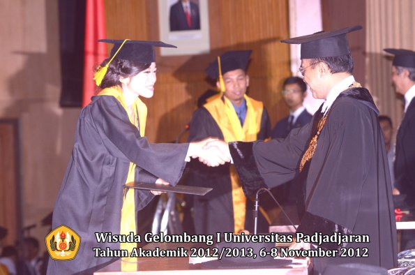 wisuda-unpad-gel-i-ta-2012_2013-fakultas-ekonomi-dan-bisnis-oleh-rektor-154