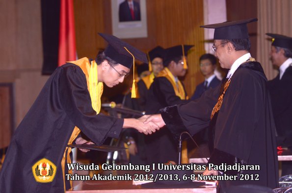 wisuda-unpad-gel-i-ta-2012_2013-fakultas-ekonomi-dan-bisnis-oleh-rektor-156