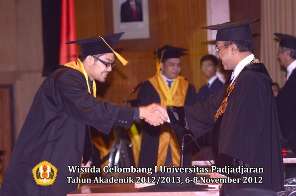 wisuda-unpad-gel-i-ta-2012_2013-fakultas-ekonomi-dan-bisnis-oleh-rektor-158