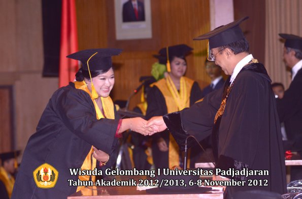 wisuda-unpad-gel-i-ta-2012_2013-fakultas-ekonomi-dan-bisnis-oleh-rektor-164