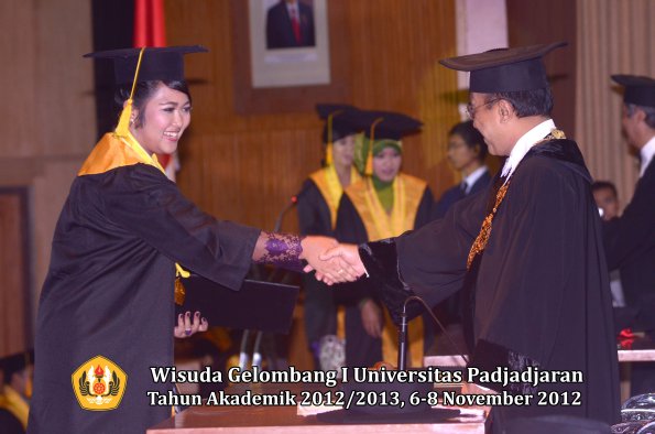 wisuda-unpad-gel-i-ta-2012_2013-fakultas-ekonomi-dan-bisnis-oleh-rektor-165