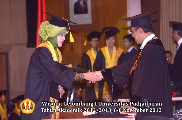 wisuda-unpad-gel-i-ta-2012_2013-fakultas-ekonomi-dan-bisnis-oleh-rektor-166