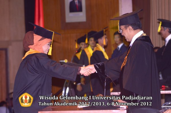 wisuda-unpad-gel-i-ta-2012_2013-fakultas-ekonomi-dan-bisnis-oleh-rektor-175