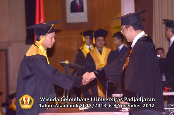 wisuda-unpad-gel-i-ta-2012_2013-fakultas-ekonomi-dan-bisnis-oleh-rektor-176