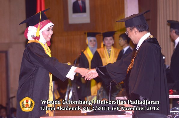 wisuda-unpad-gel-i-ta-2012_2013-fakultas-ekonomi-dan-bisnis-oleh-rektor-186