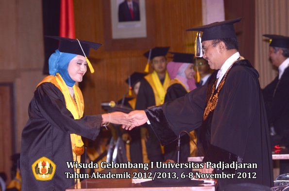 wisuda-unpad-gel-i-ta-2012_2013-fakultas-ekonomi-dan-bisnis-oleh-rektor-199