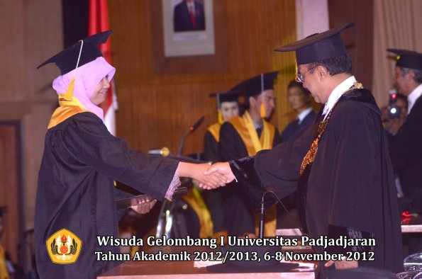 wisuda-unpad-gel-i-ta-2012_2013-fakultas-ekonomi-dan-bisnis-oleh-rektor-208