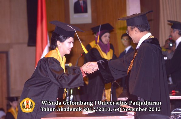 wisuda-unpad-gel-i-ta-2012_2013-fakultas-ekonomi-dan-bisnis-oleh-rektor-213