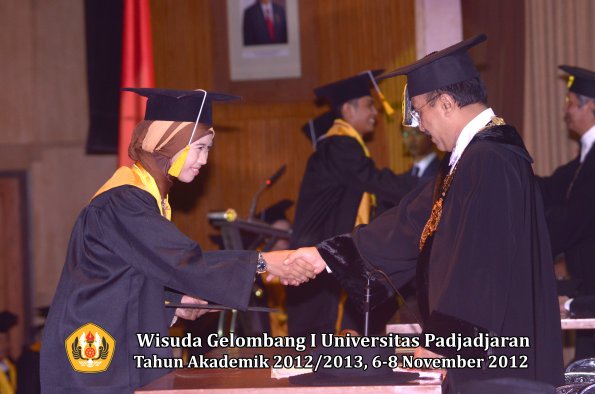 wisuda-unpad-gel-i-ta-2012_2013-fakultas-ekonomi-dan-bisnis-oleh-rektor-223