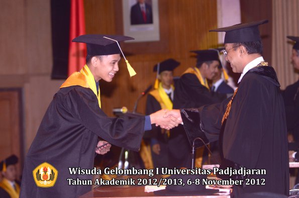 wisuda-unpad-gel-i-ta-2012_2013-fakultas-ekonomi-dan-bisnis-oleh-rektor-229