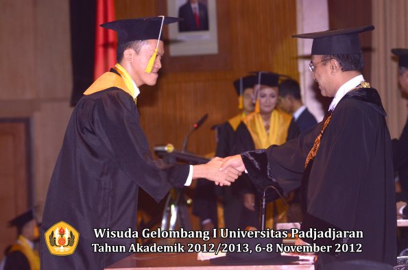 wisuda-unpad-gel-i-ta-2012_2013-fakultas-ekonomi-dan-bisnis-oleh-rektor-240