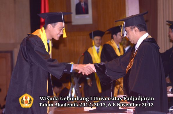 wisuda-unpad-gel-i-ta-2012_2013-fakultas-ekonomi-dan-bisnis-oleh-rektor-244