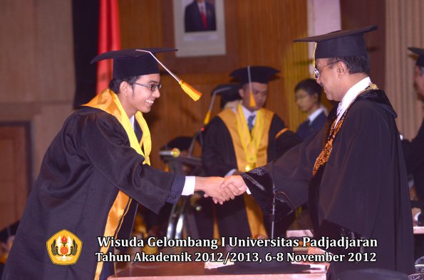 wisuda-unpad-gel-i-ta-2012_2013-fakultas-ekonomi-dan-bisnis-oleh-rektor-245