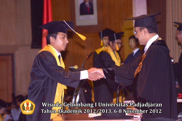 wisuda-unpad-gel-i-ta-2012_2013-fakultas-ekonomi-dan-bisnis-oleh-rektor-250