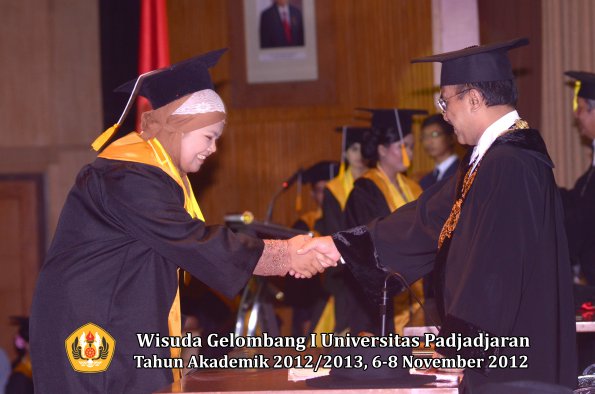 wisuda-unpad-gel-i-ta-2012_2013-fakultas-ekonomi-dan-bisnis-oleh-rektor-262