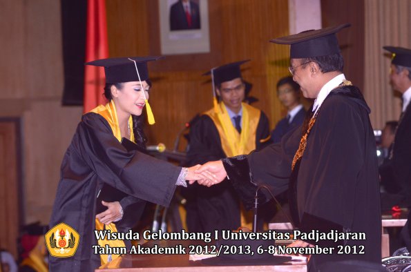 wisuda-unpad-gel-i-ta-2012_2013-fakultas-ekonomi-dan-bisnis-oleh-rektor-284