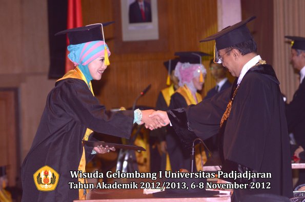 wisuda-unpad-gel-i-ta-2012_2013-fakultas-ekonomi-dan-bisnis-oleh-rektor-303