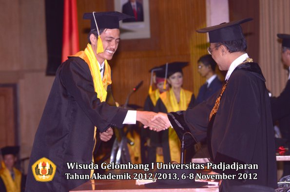 wisuda-unpad-gel-i-ta-2012_2013-fakultas-ekonomi-dan-bisnis-oleh-rektor-309