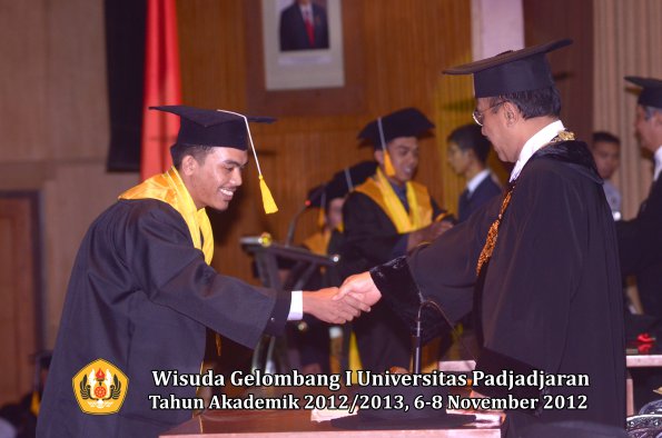 wisuda-unpad-gel-i-ta-2012_2013-fakultas-ekonomi-dan-bisnis-oleh-rektor-320