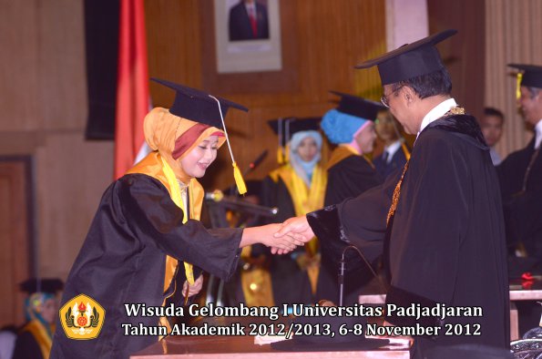 wisuda-unpad-gel-i-ta-2012_2013-fakultas-ekonomi-dan-bisnis-oleh-rektor-327