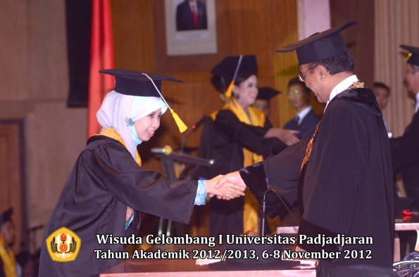 wisuda-unpad-gel-i-ta-2012_2013-fakultas-ekonomi-dan-bisnis-oleh-rektor-329