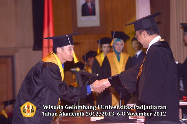 wisuda-unpad-gel-i-ta-2012_2013-fakultas-ekonomi-dan-bisnis-oleh-rektor-333