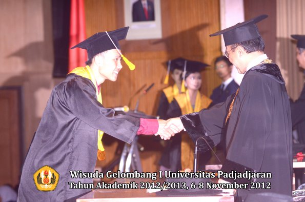 wisuda-unpad-gel-i-ta-2012_2013-fakultas-ekonomi-dan-bisnis-oleh-rektor-340