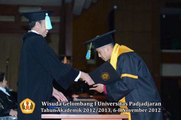 wisuda-unpad-gel-i-ta-2012_2013-fakultas-farmasi-oleh-dekan-03