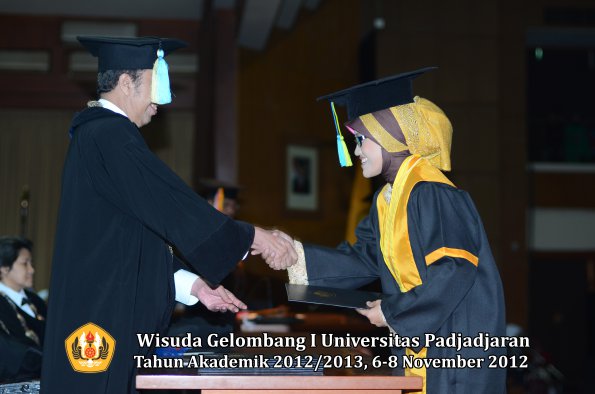 wisuda-unpad-gel-i-ta-2012_2013-fakultas-farmasi-oleh-dekan-16